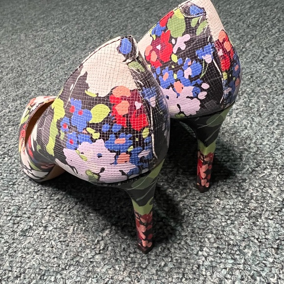Banana Republic Floral Pumps Size 9 NWOB - Picture 3 of 5